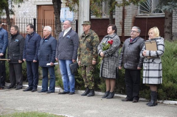 У Луцьку школярі висадили калинову алею. ФОТО