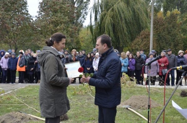 У Луцьку школярі висадили калинову алею. ФОТО