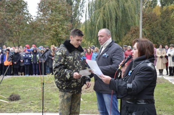 У Луцьку школярі висадили калинову алею. ФОТО