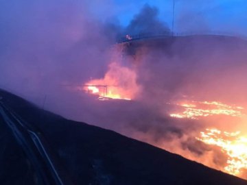 На Луганщині через ворожі обстріли загорілися нафтосховище і школа