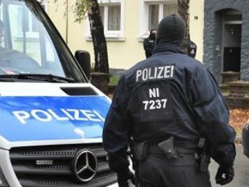 У Німеччині автомобіль врізався в натовп: є постраждалі