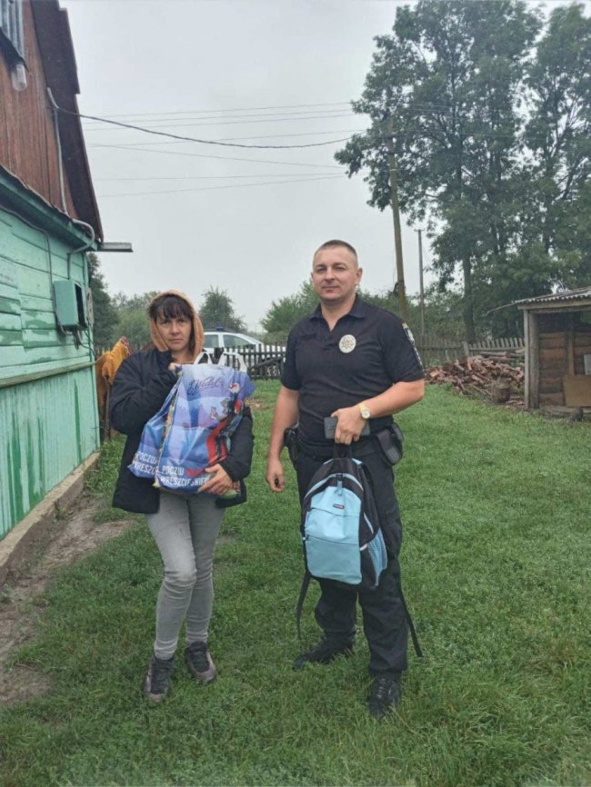 Волонтер разом з «шерифом» на Волині подарували дітям ранці з канцелярією 