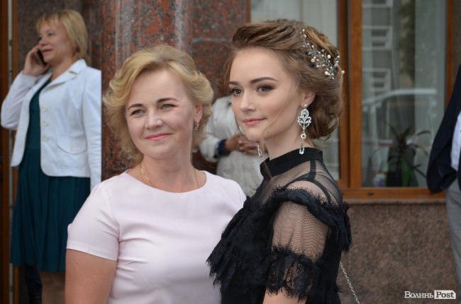 Елегантні сукні та маленькі клатчі: у що вбрались луцькі випускниці. ФОТО