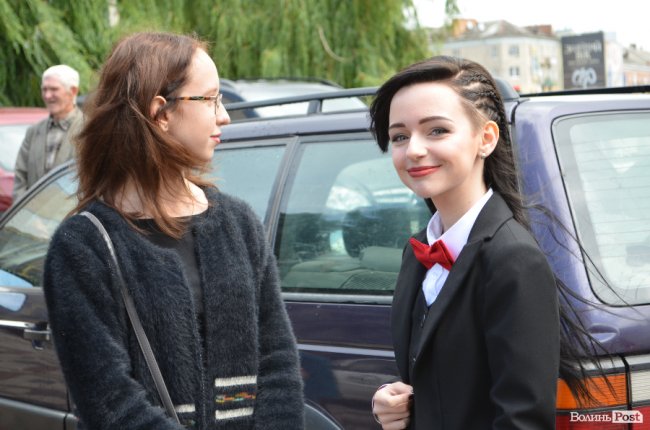 Елегантні сукні та маленькі клатчі: у що вбрались луцькі випускниці. ФОТО