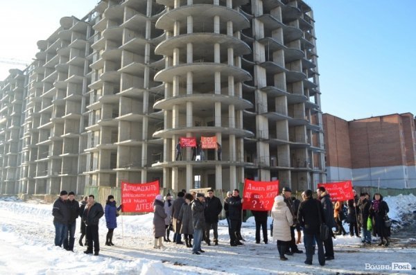 Луцький довгобуд: вкладники волають про допомогу і пишуть листа найбагатшим українцям. ФОТО