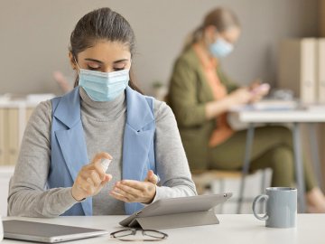 Чи скасують в Україні масковий режим для вакцинованих