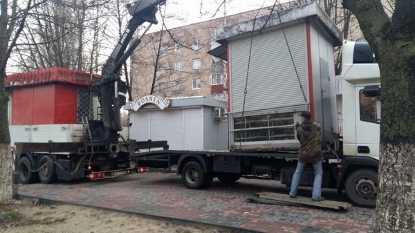 У Луцьку демонтують незаконно встановленні кіоски. ФОТО