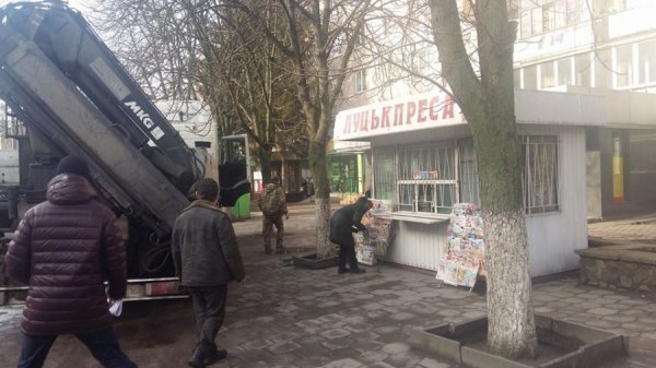 У Луцьку демонтують незаконно встановленні кіоски. ФОТО