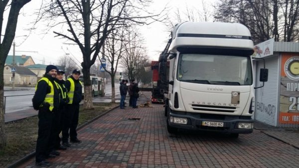У Луцьку демонтують незаконно встановленні кіоски. ФОТО