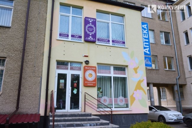 На території закладу - аптека та магазин