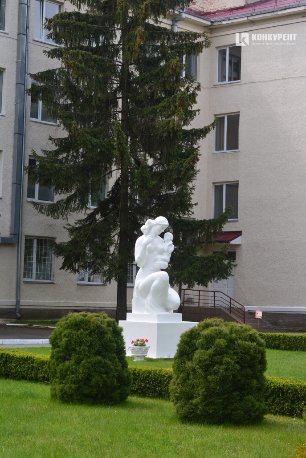 Пам'ятник матері та дитини