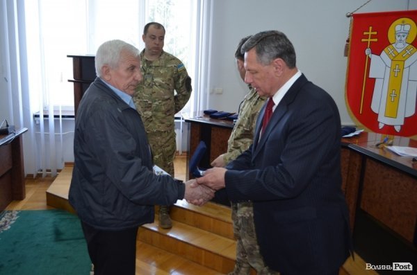 У Луцькій міській раді нагородили айдарівців. ФОТО