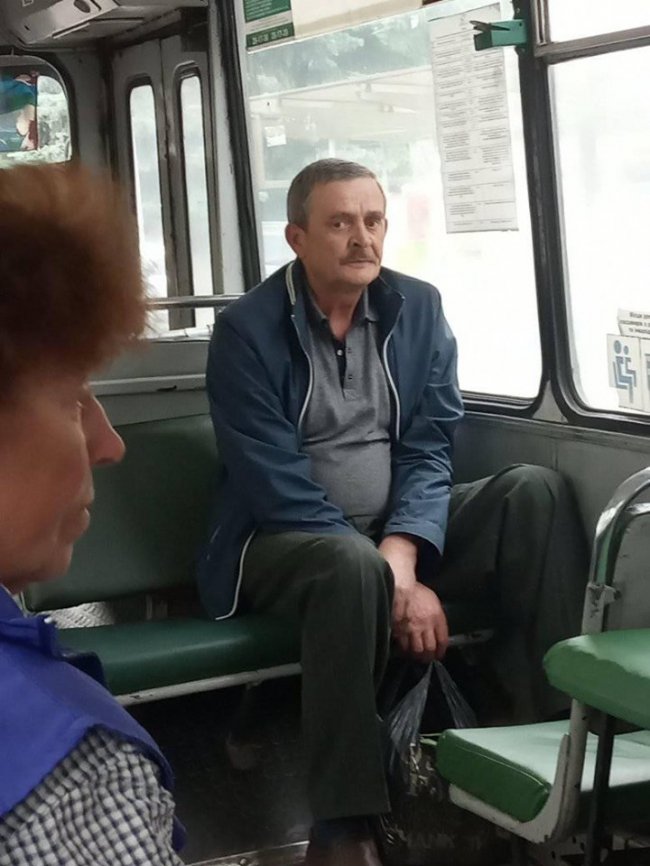 У Луцьку чоловік в тролейбусі вирвав у дитини телефон з рук. ФОТО