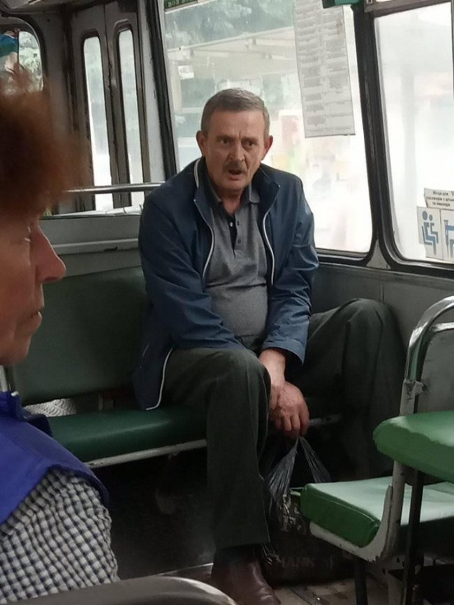 У Луцьку чоловік в тролейбусі вирвав у дитини телефон з рук. ФОТО