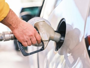 Бензин та дизель можуть здешевшати на 4 грн за літр - експерт