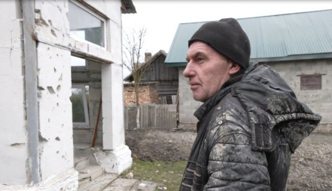 Богдан Магера показує свій дім, пошкоджений уламками та вибуховою хвилею. 