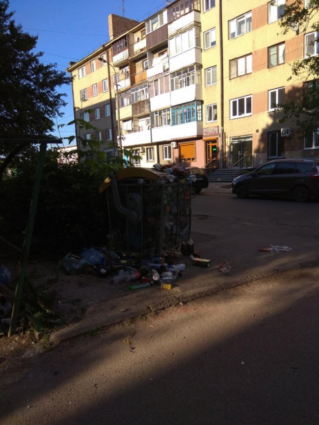 Гори пластику: у центрі Луцька протягом місяця не вивозили відходи