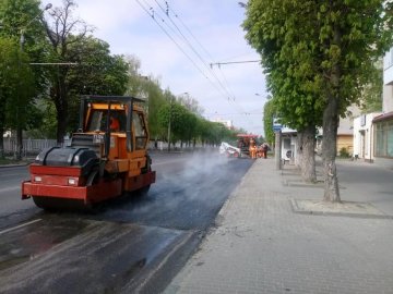 У Луцьку зайнялися ремонтом дороги на зупинках громадського транспорту. ФОТО