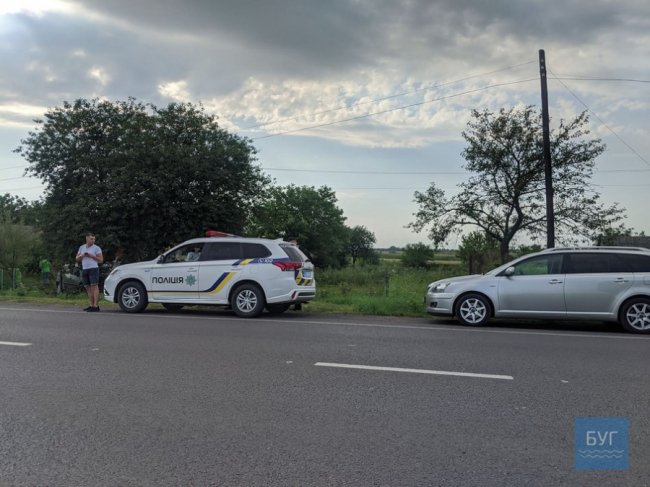 На Волині зіткнулися два легковики: від удару одне авто відкинуло на приватне подвір'я. ФОТО