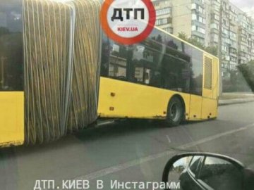 У Києві на ходу розвалився автобус