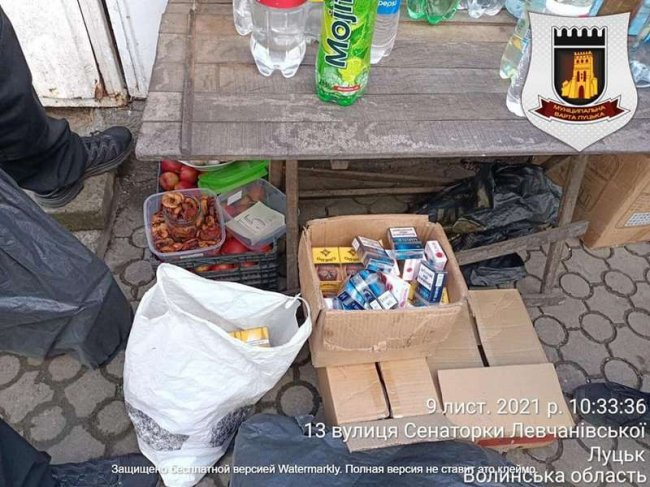 У Луцьку на Центральному ринку виявили 80 літрів сурогатного алкоголю. ФОТО