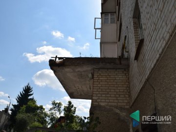 Дашок над під’їздом може впасти на голови, - мешканці багатоповерхівки