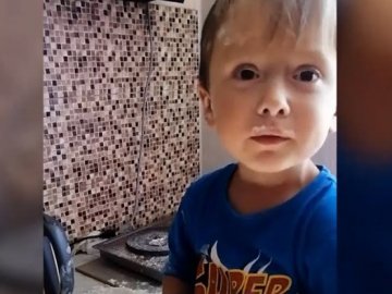 «Не психуй»: мережу підірвав ролик з 3-річним волинянином в борошні. ВІДЕО