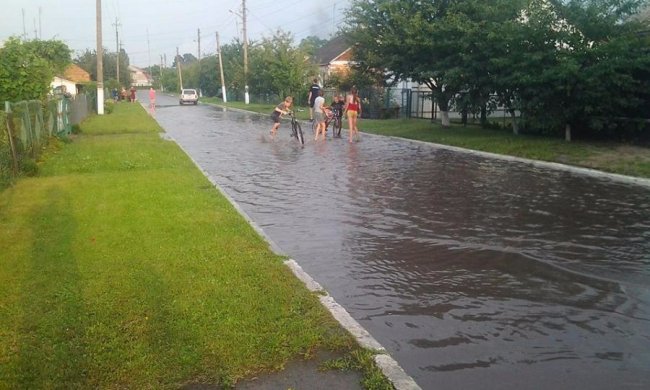 На Волині через зливу «потонула» вулиця