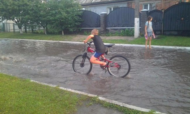 На Волині через зливу «потонула» вулиця