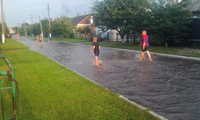 На Волині через зливу «потонула» вулиця