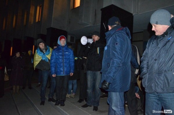 Гарячий світанок у Луцьку: як пікетували губернатора. ФОТО