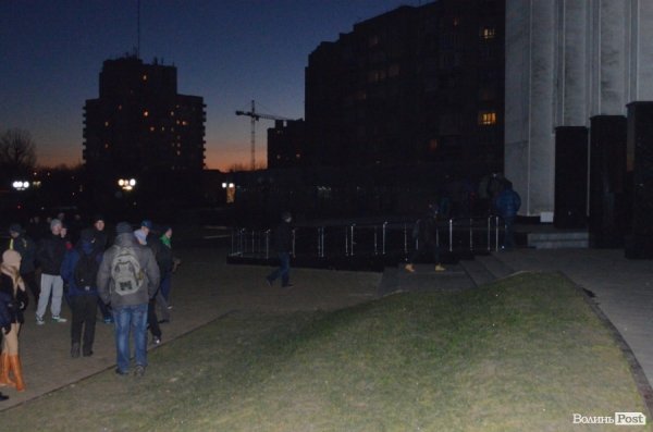 Приблизно 2-3 десятки людей вирушають до входу в ОДА, що знаходиться зліва