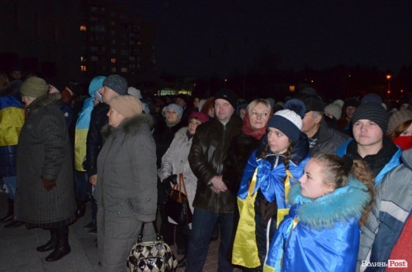 Гарячий світанок у Луцьку: як пікетували губернатора. ФОТО