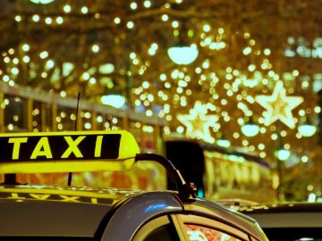 Святковий тариф: у скільки обійдуться лучанам послуги таксі у новорічну ніч