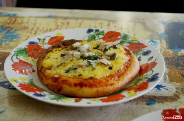 Піца зі скумбрією і сиром