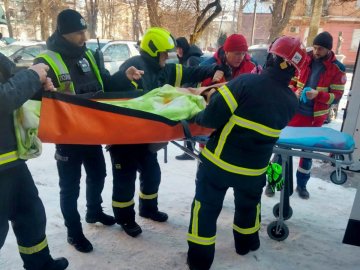 Бійці ДСНС у Луцьку врятували чоловіка, який потребував медичної допомоги