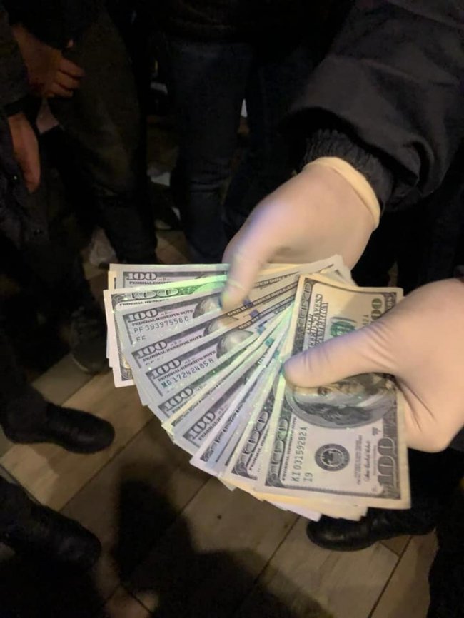 На Волині посадовця фіскальної служби затримали на хабарі у 2000 доларів. ФОТО