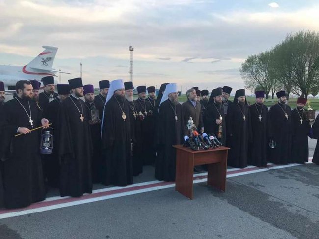 Делегація волинських священнослужителів отримала Благодатний вогонь. ФОТО