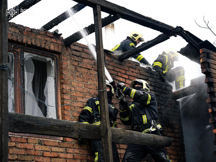 На Волині горів житловий будинок: до лікарні госпіталізували його власницю