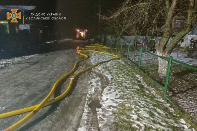 Вогонь приборкували 19 рятувальників: у Луцьку вночі сталася пожежа 