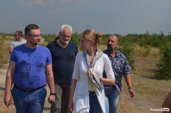 Міністр екології на власні очі побачила незаконні копанки бурштиношукачів. ФОТО