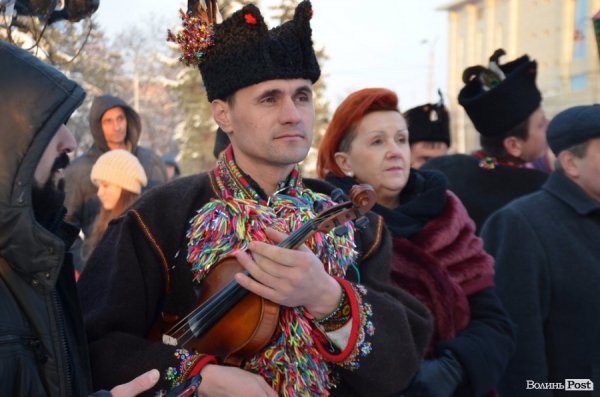 Вертепи, різдвяні зірки та дідух: у центрі Луцька відбувся фестиваль колядок
