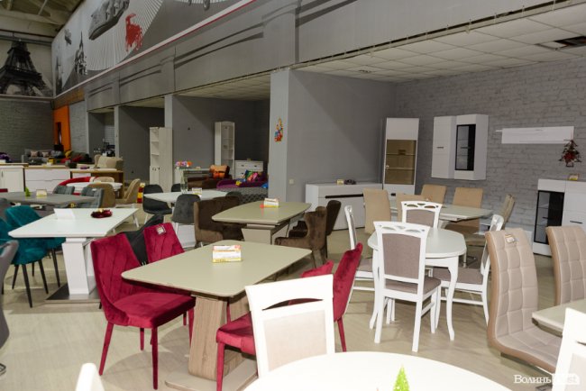 У Новий рік – із новими меблями: у луцькому торговому центрі «Нова Маркет» – знижки на столи і дивани. ФОТО*