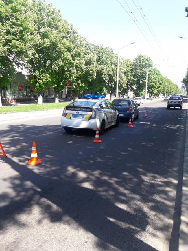 П'яний чоловік кидався під машину та заривався до патрульних. ФОТО