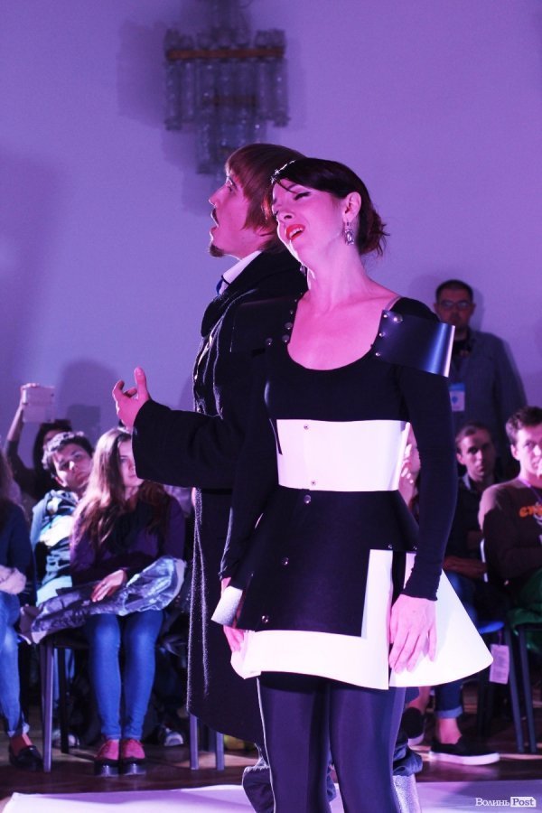 «Мандрівний вішак» у Луцьку епатував, дивував та змушував задуматись. ФОТО