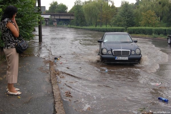 У Луцьку в одній з калюж потонула автівка