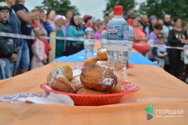 У Світязі на швидкість їли знамениті пончики. ФОТО