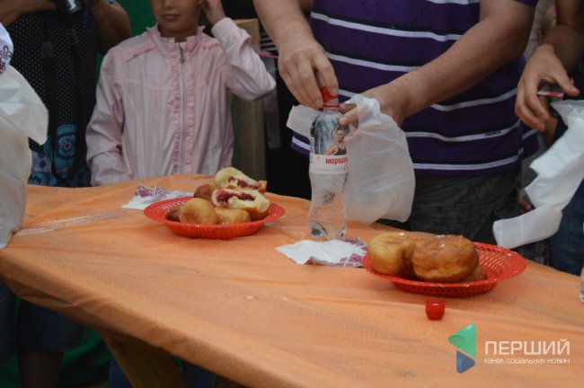 У Світязі на швидкість їли знамениті пончики. ФОТО