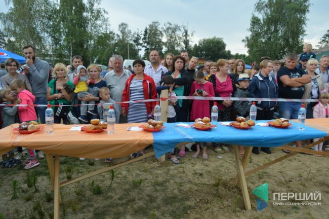 У Світязі на швидкість їли знамениті пончики. ФОТО