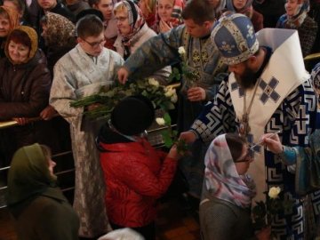 Після служби в соборі владика Михаїл подарував усім жінкам по троянді. ФОТО